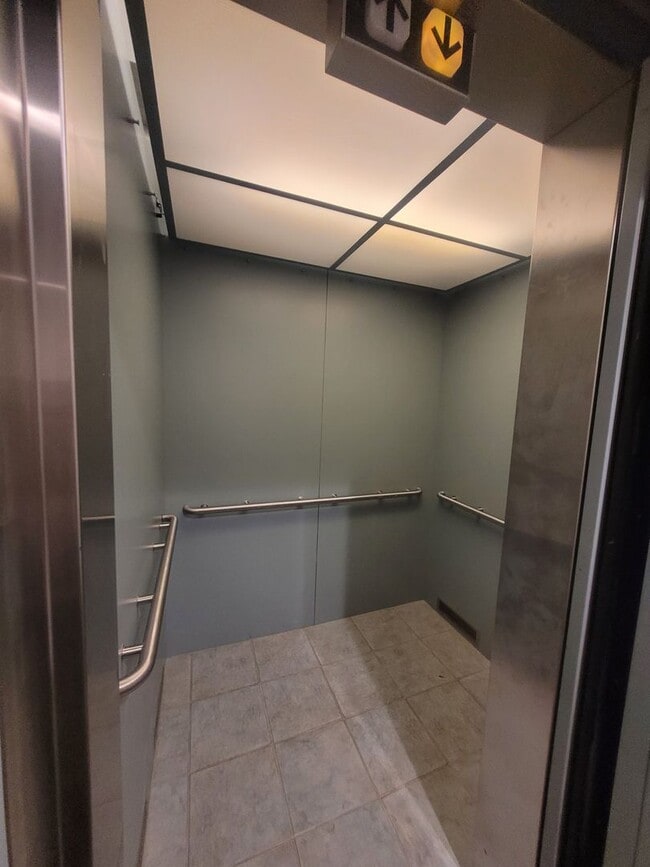 Building Photo - NEWLY Renovated Spacious 1 bedroom unit wi...