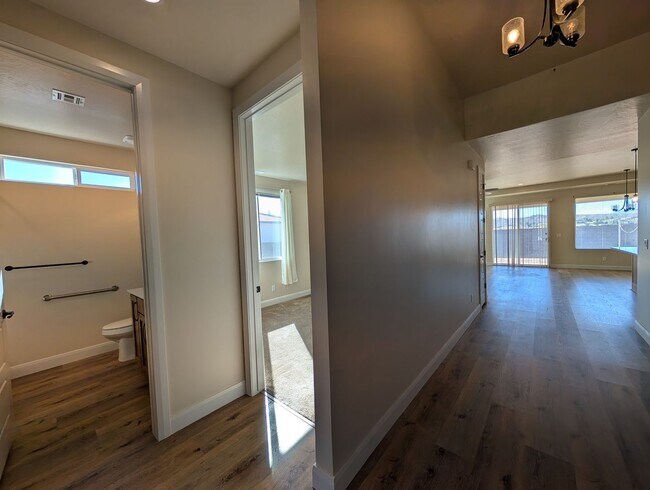 Building Photo - 951 N Main St