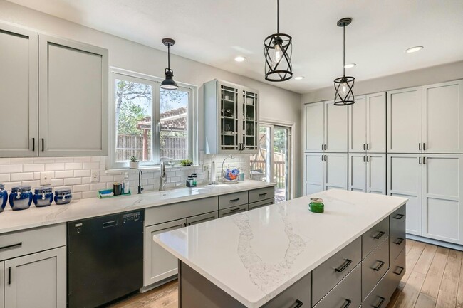 Building Photo - 16242 Hollyridge Dr