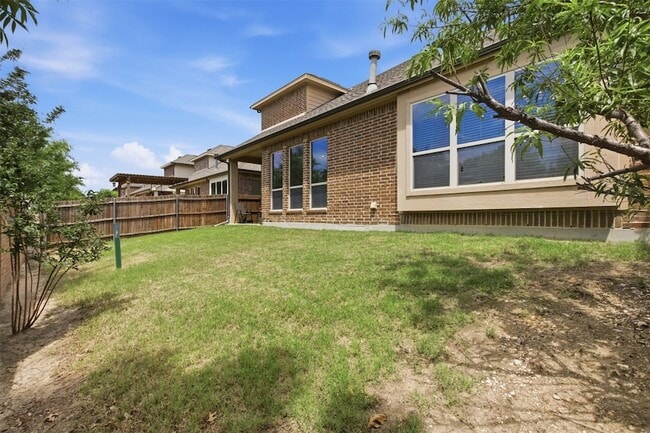 Building Photo - 2304 Lynbridge Dr