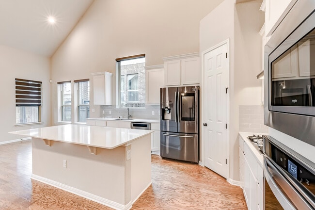 Building Photo - 2916 Zelma Dr