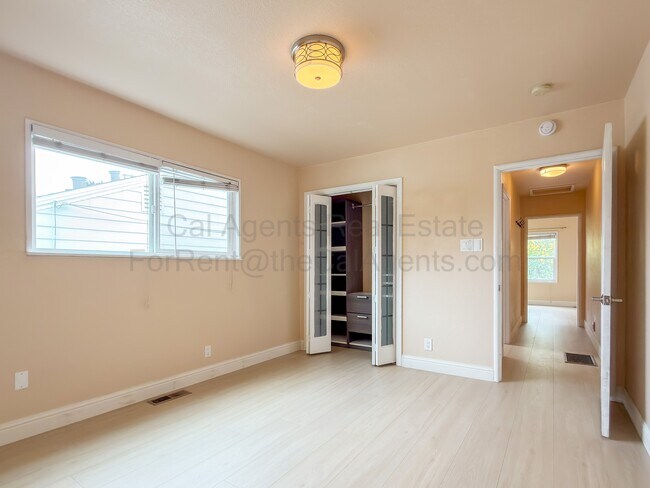 Building Photo - 23940 Carmelita Dr