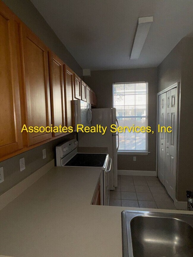Building Photo - Spacious End Unit Available in Garland Condo