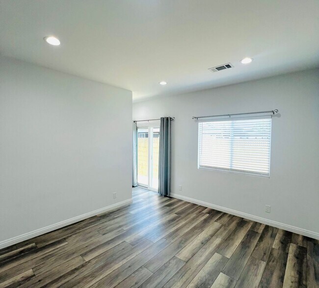 Building Photo - 1830 W Bernardy Pl