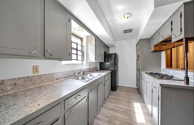 Building Photo - 8447 Sterlingshire St