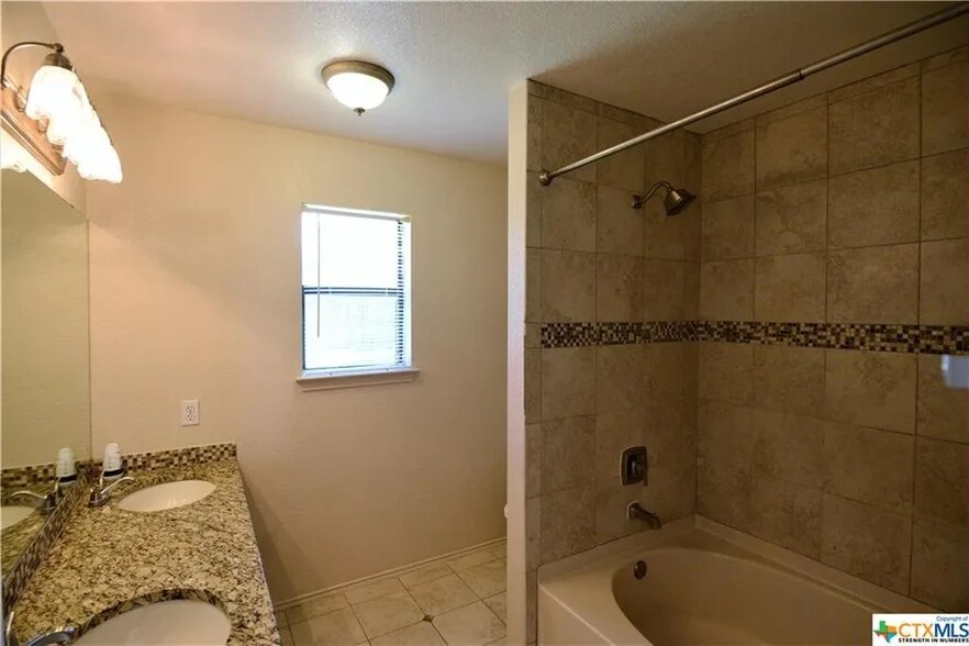 Building Photo - 2807 Diaz Dr