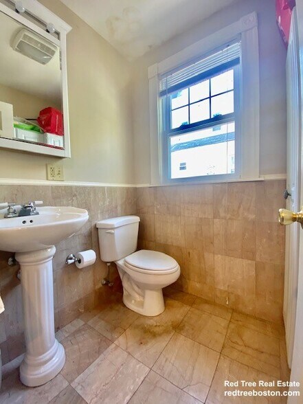 Building Photo - 24 Burton St