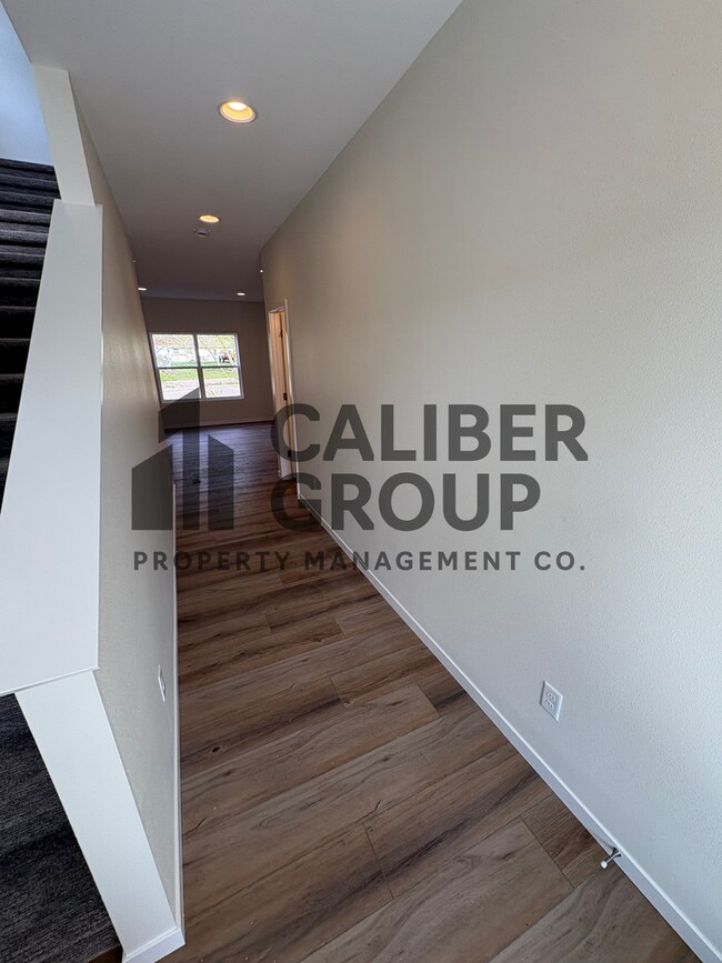 Building Photo - !HALF OFF FIRST MONTHS RENT SPECIAL! 3 Bd 1 Ba Condo for rent in Waterloo, IA !HALF OFF FIRST MON...