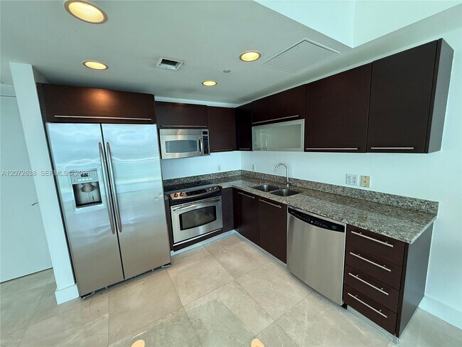 Building Photo - 950 Brickell Bay Dr