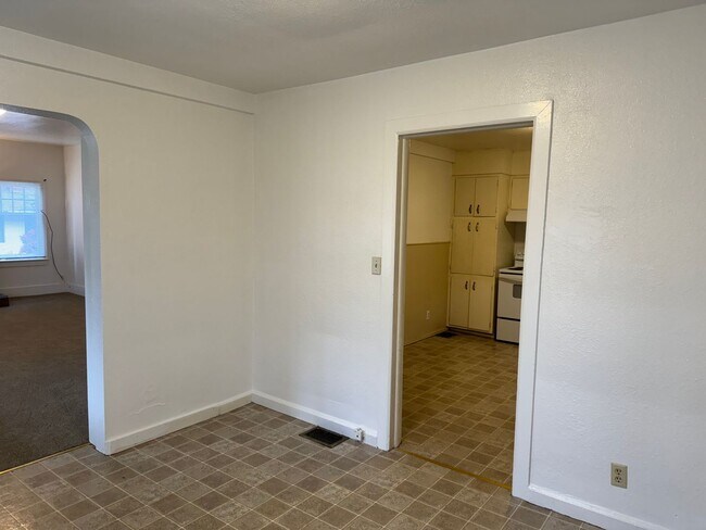 Building Photo - Large 4 bedroom, 1.5 bathroom farm house on River Rd!