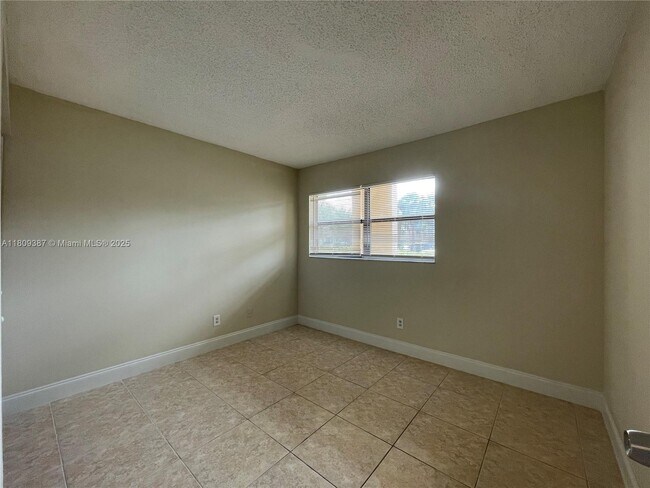 Building Photo - 3470 Foxcroft Rd
