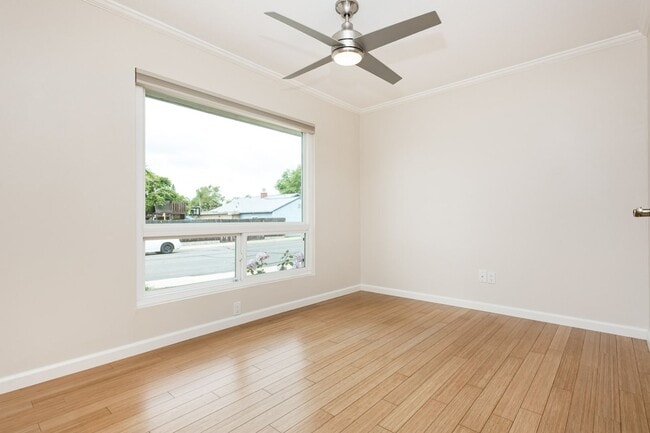 Building Photo - Traditional Single Family with Spacious Yard!