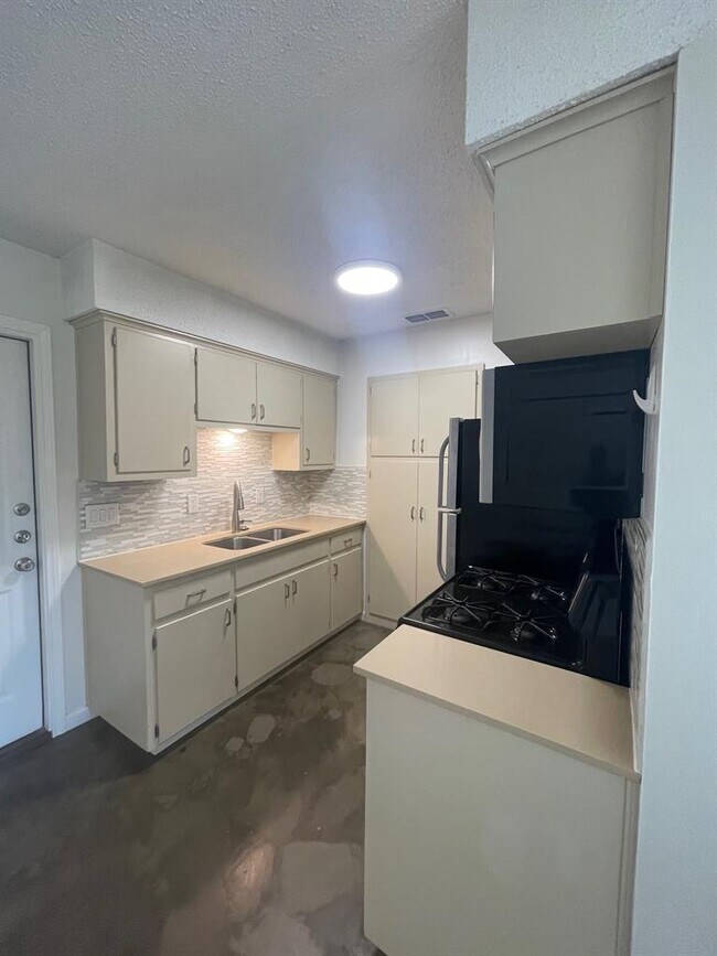 Building Photo - 8005 Pinedale Cove