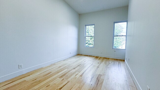 Building Photo - 182 Schaefer St