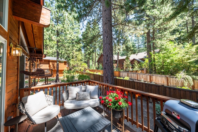 Building Photo - 198 Country Club Dr