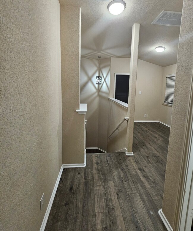 Building Photo - 617 Rolling Oak Dr