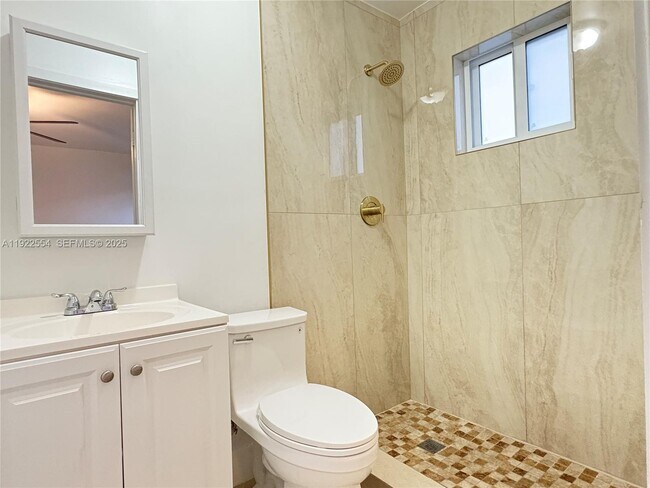 Building Photo - 527 SW 9th Ave