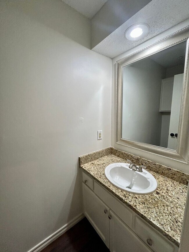 Building Photo - Gorgeous and spacious condo in a quiet and convenient location!