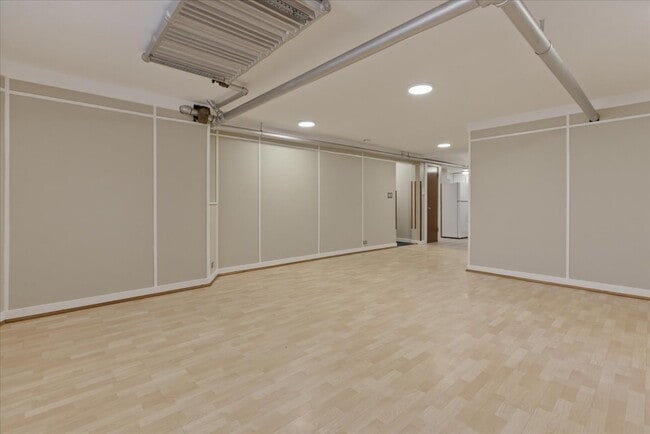 Building Photo - 6645 N Greenview Ave