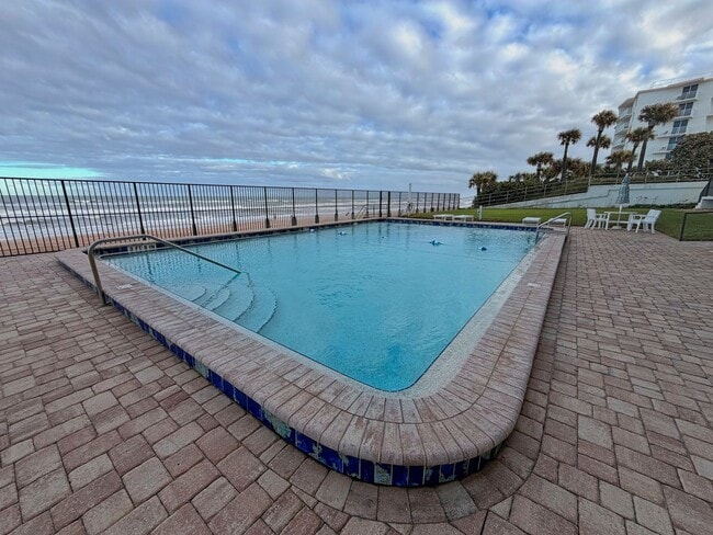 Building Photo - Spectacular Ocean front ground floor unit , just steps away from water and sand