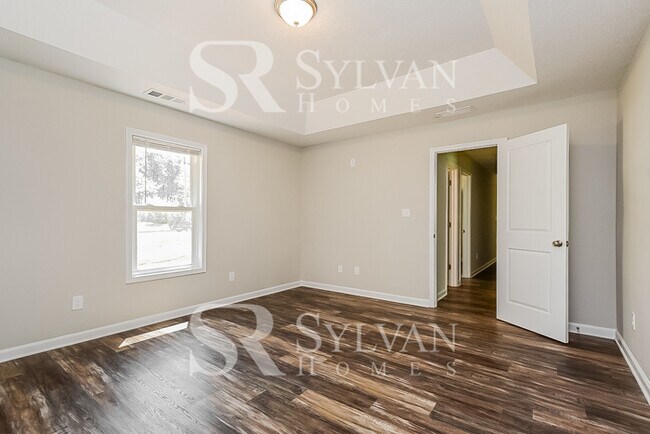 Building Photo - The living is easy in this 3 bedroom, 2 bathroom home