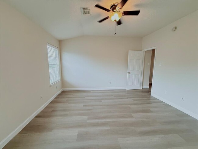 Building Photo - 26430 Richwood Oaks Dr