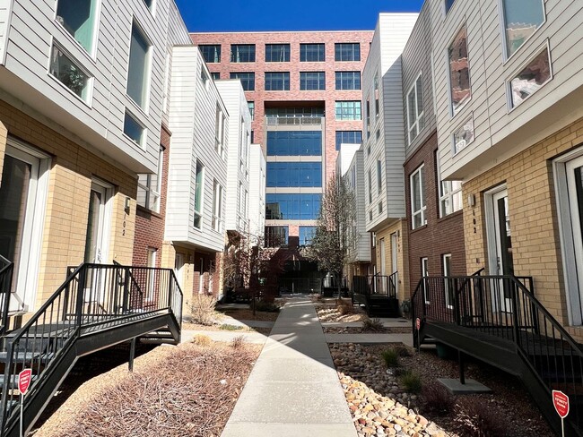 Building Photo - Luxury Slot-Style Town Home in the Heart of RiNo