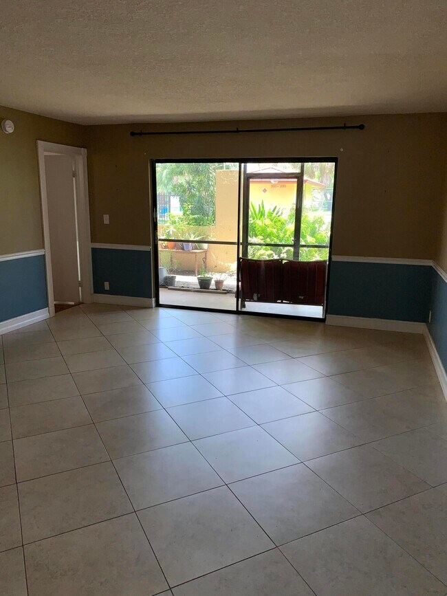 Building Photo - 2015 Coral Ridge Dr