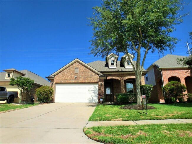 Building Photo - Discover comfort and convenience in this b...