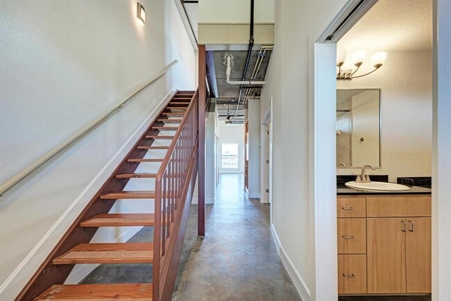 Building Photo - 807 E 14th St