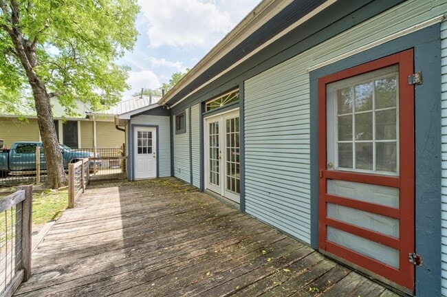 Building Photo - 304 W 35th St