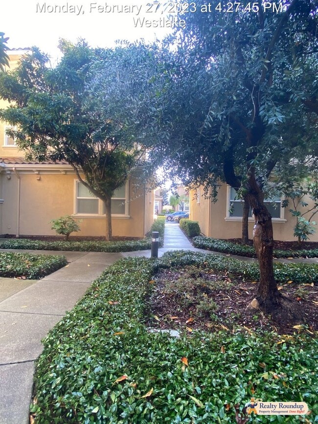 Building Photo - Pristine Condo with New Carpet and Dual Master Suites