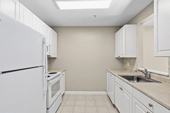 Building Photo - 905 River Rd