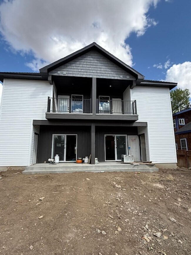 Building Photo - 504 St