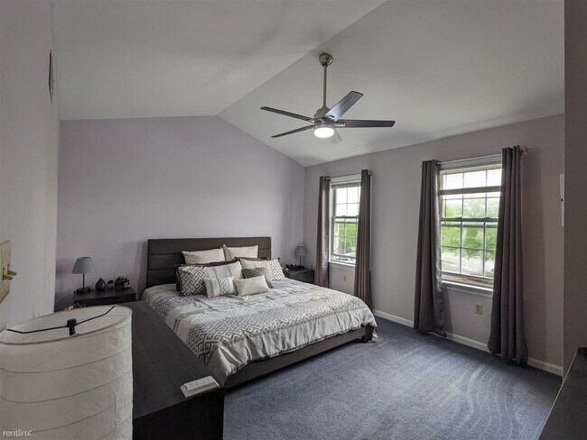 Building Photo - 3 br, 1.5 bath Townhome - 767 Knoll Drive