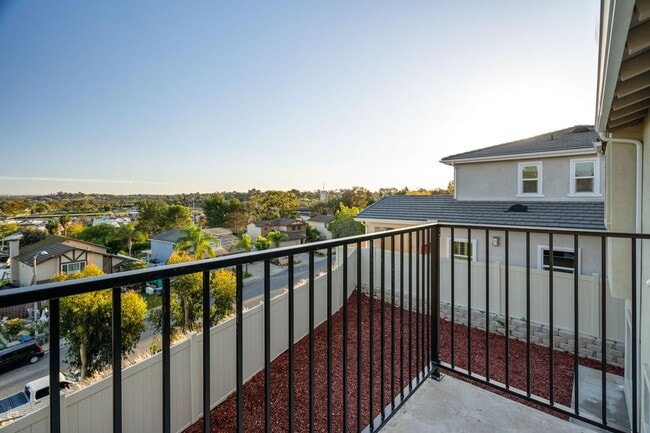 Building Photo - 5 Bedroom house with view