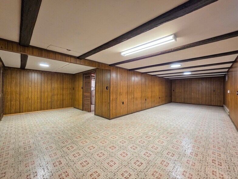 Building Photo - 2 Colonial Ave