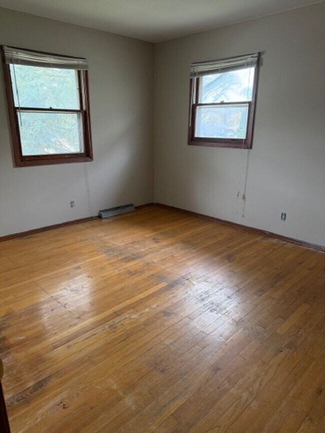 Building Photo - 7111 W Brentwood Ave