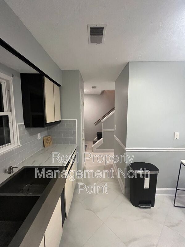 Building Photo - 5127 Village Green Way