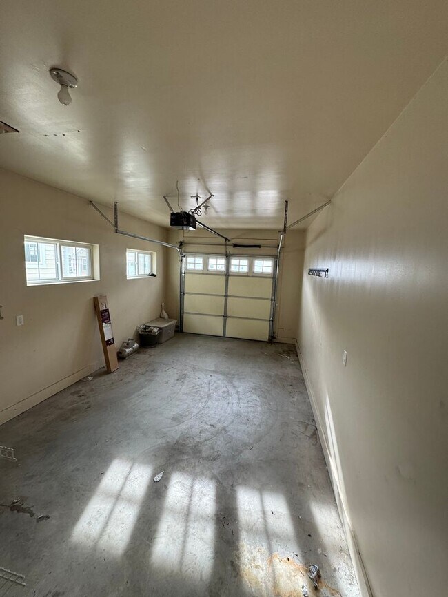 Building Photo - Cozy 4 bed 3 bath house