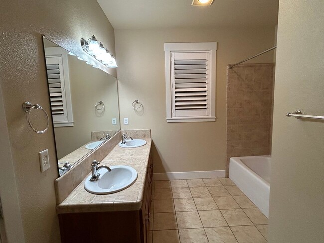 Building Photo - 2610 E 20th St