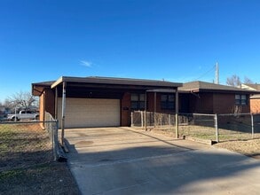 Building Photo - Close to Highways and shopping! Cute and c...