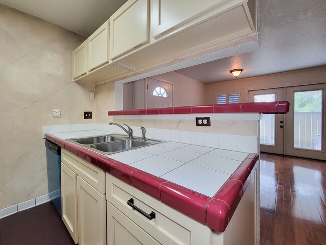 Building Photo - This corner unit is great because being on the end unit is more private and there are no condo's ...