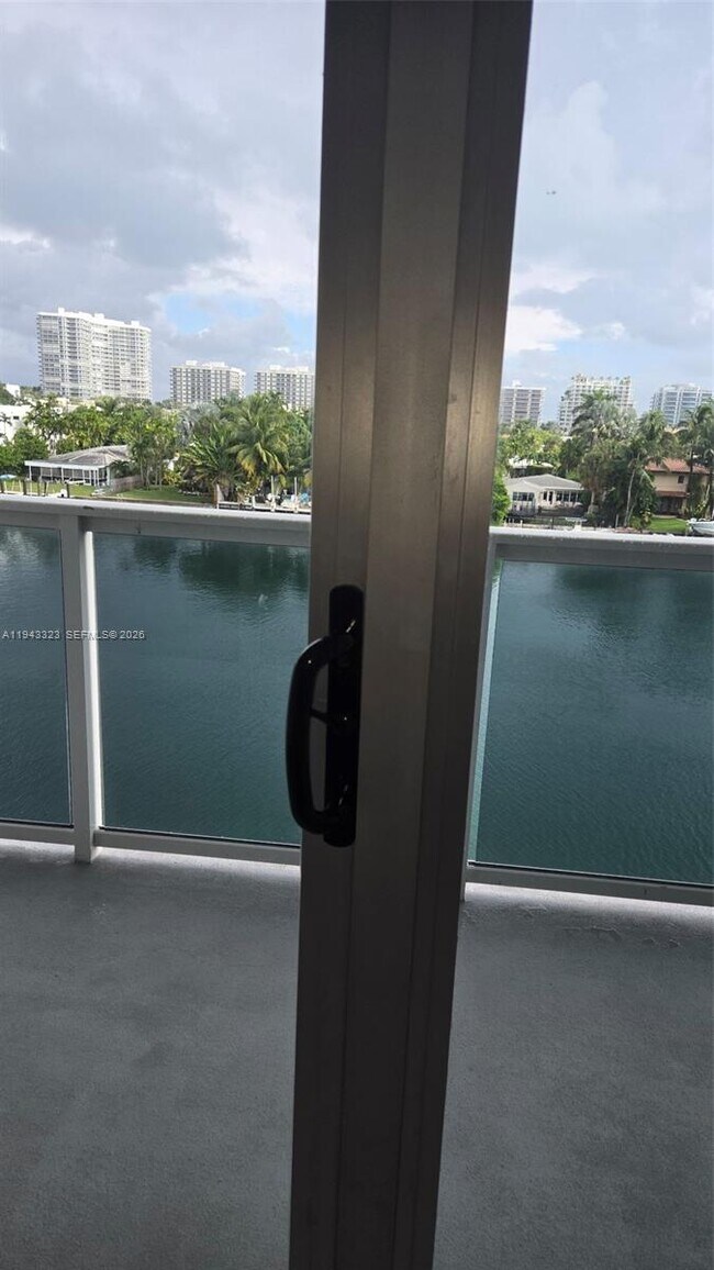 Building Photo - 9381 E Bay Harbor Dr