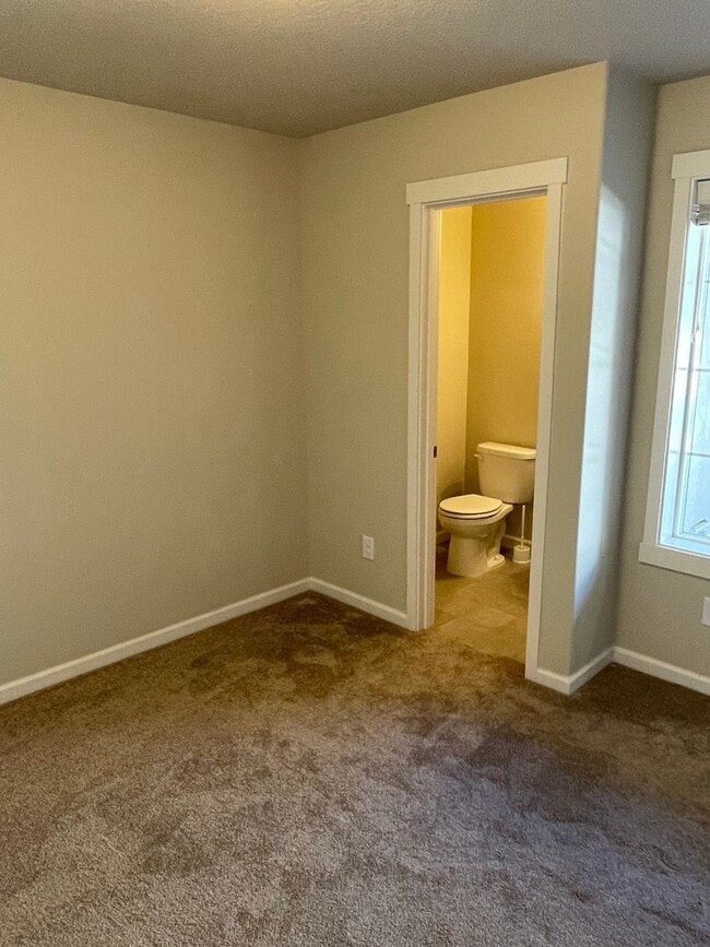 Building Photo - Bethany Townhouse