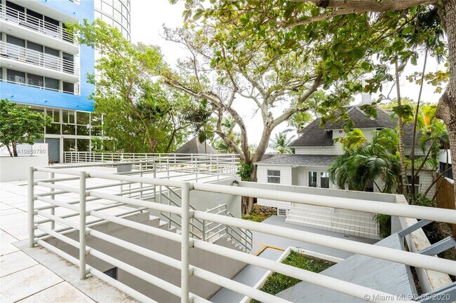 Building Photo - 2025 Brickell Ave