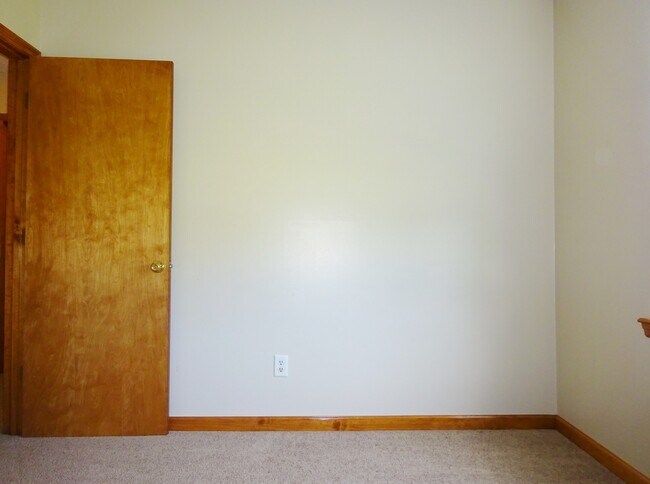 Building Photo - 3 BR w/ Bonus Room Minutes to MCAS!