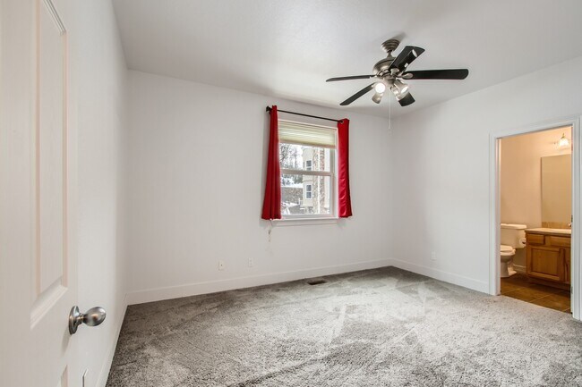 Building Photo - 799 Martin Dr