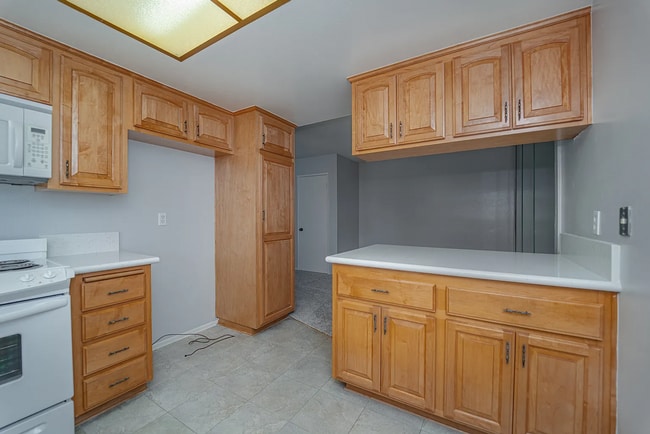 Building Photo - Beautiful 4 Bd Townhouse