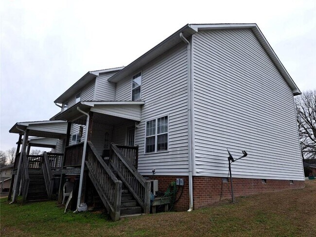 Building Photo - 1830 N Ridge Dr